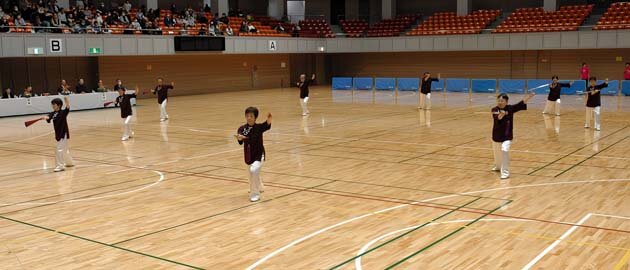 12 42式太極剣&太極扇 平塚武道館クラブ.jpg